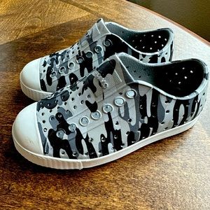 NWOT Native toddler shoe 9